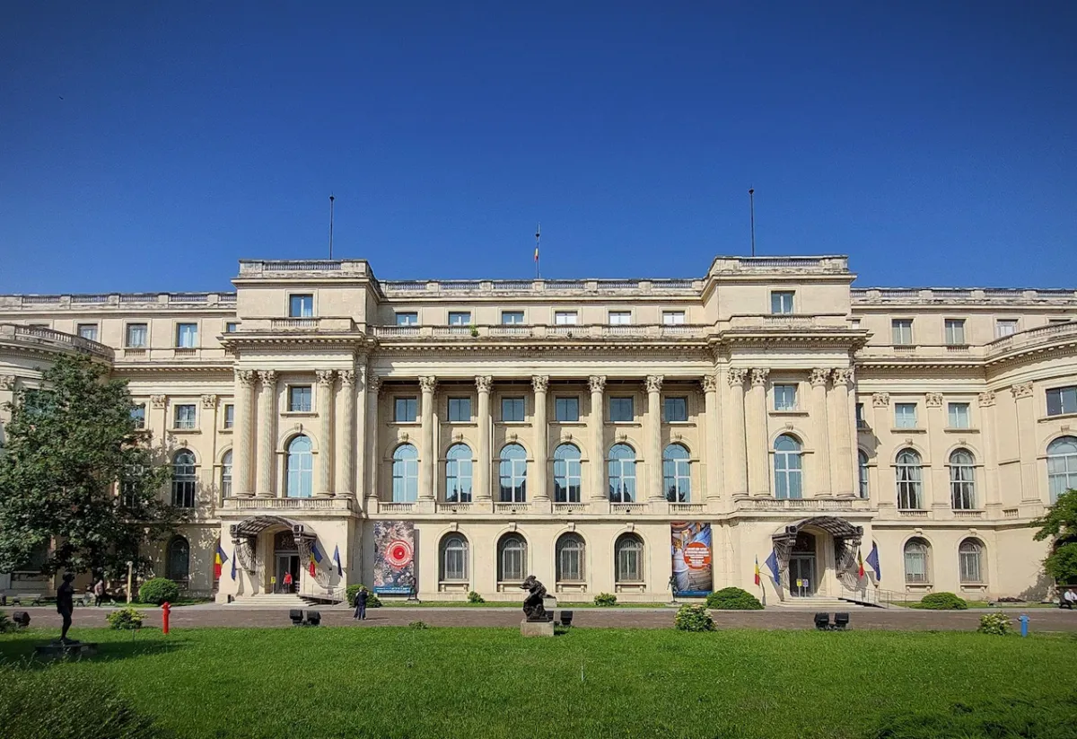Façade du musée national d'Art de Roumanie