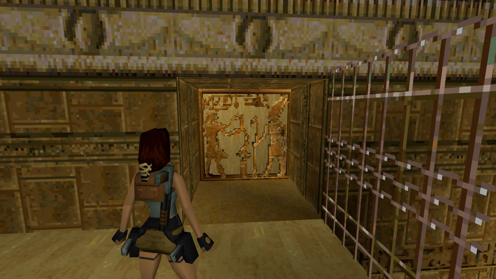 Capture d'écran de Tomb Raider dans laquelle on voit une plaque en or ajourée égyptienne représentant le pharaon Amenemhat IV et le dieu Atoum