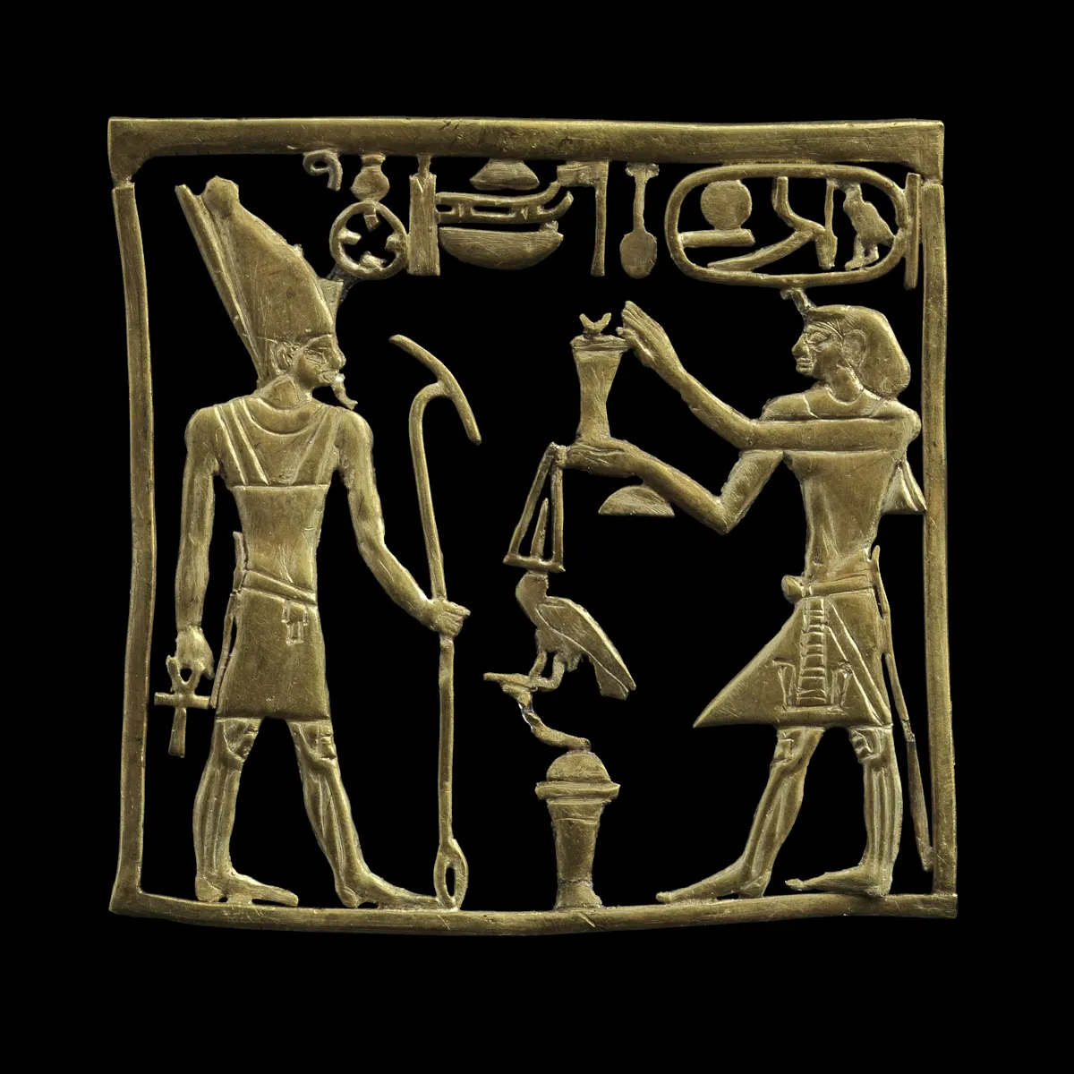 Plaque en or ajourée représentant Amenemhat IV faisant une offrande au dieu Atoum