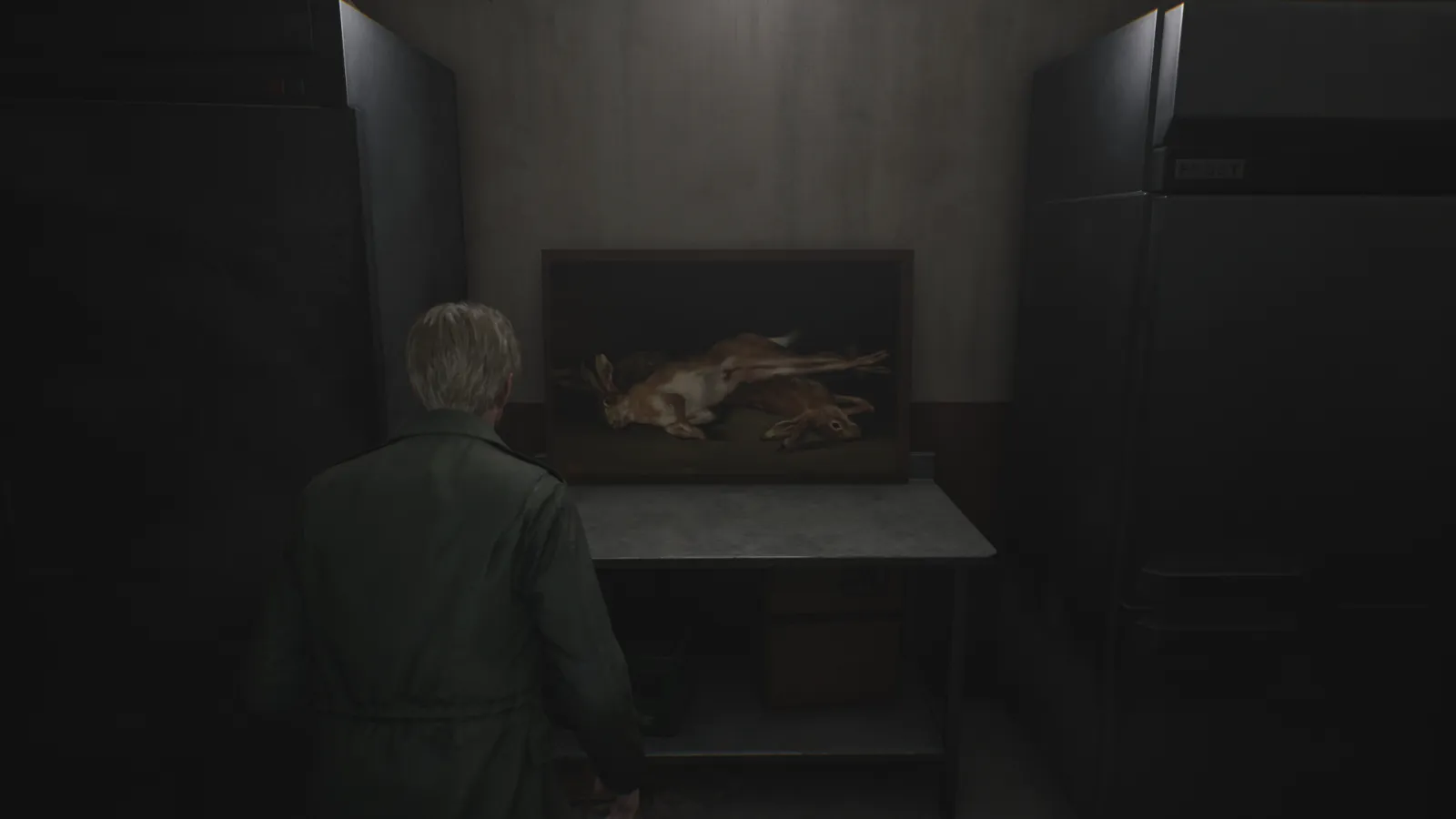Capture d'écran de Silent Hill 2 qui montre le personnage de James Sunderland de dos. Il fait face à une table sur laquelle est posé le tableau "Nature morte aux lièvres" de Francisco de Goya