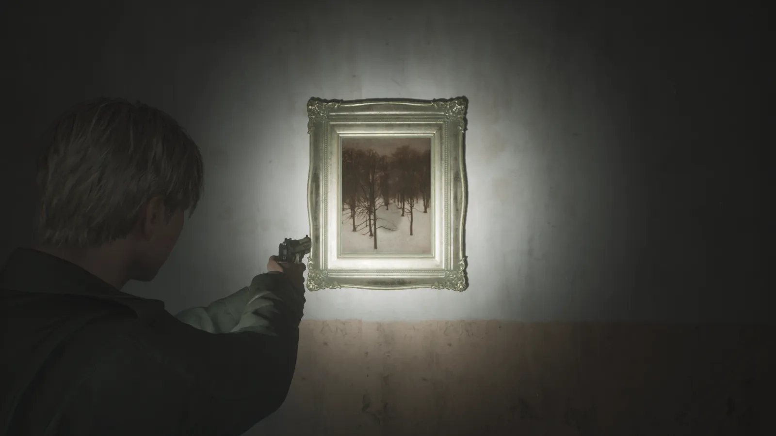 Capture d'écran de Silent Hill 2 qui montre le personnage de James Sunderland de dos. Il fait face à un mur auquel est accroché le tableau "Le parc Søndermarken en hiver" de Vilhelm Hammershøi