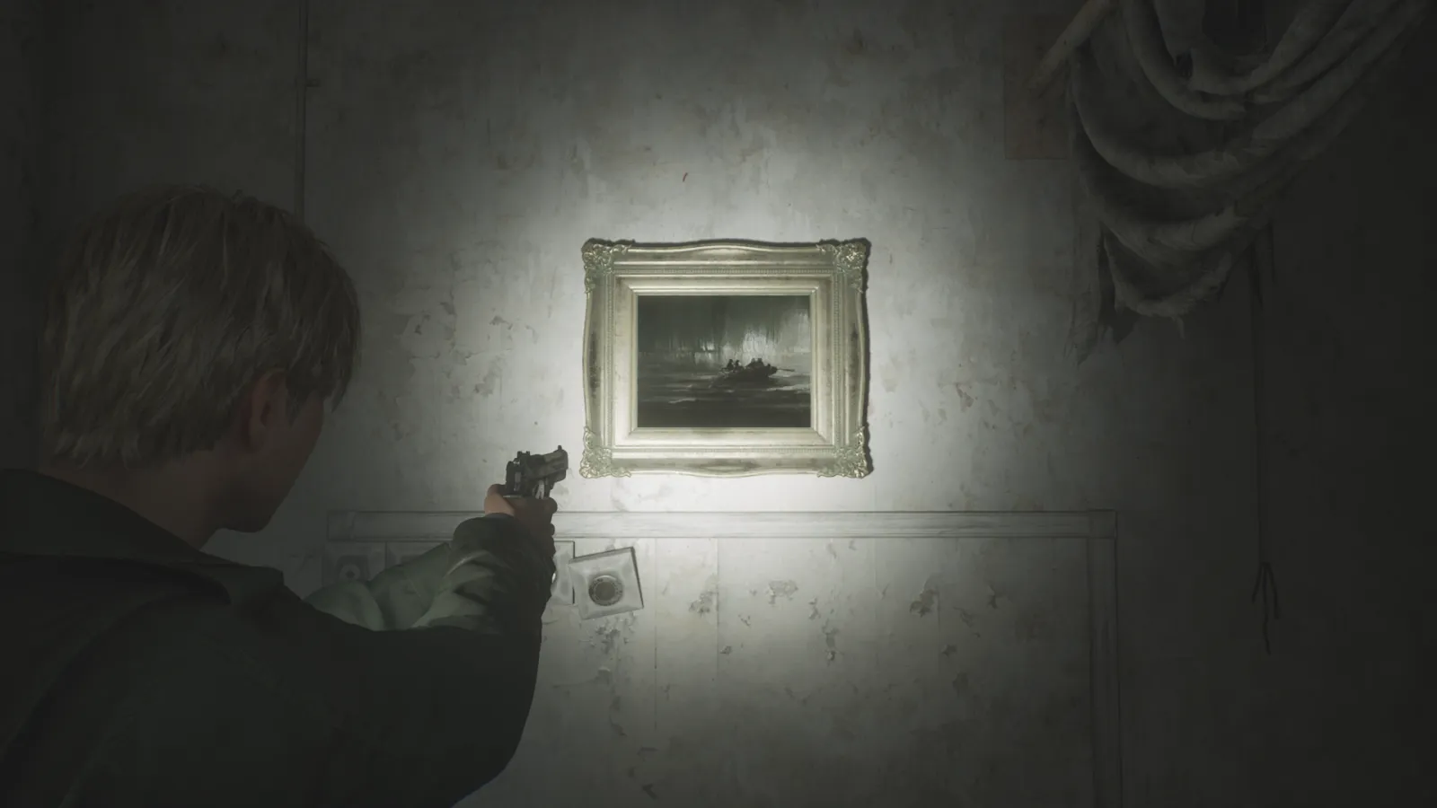 Capture d'écran de Silent Hill 2 qui montre le personnage de James Sunderland de dos. Il fait face à un mur auquel est accroché le tableau "Nordlys over fire menn i robåt" de Peder Balke