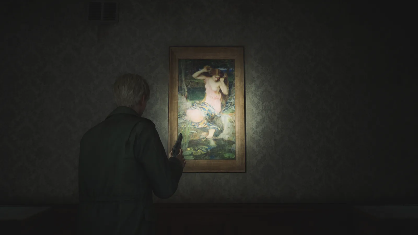 Capture d'écran de Silent Hill 2 qui montre le personnage de James Sunderland de dos. Il fait face à un mur auquel est accroché le tableau "Lamia" de John William Waterhouse