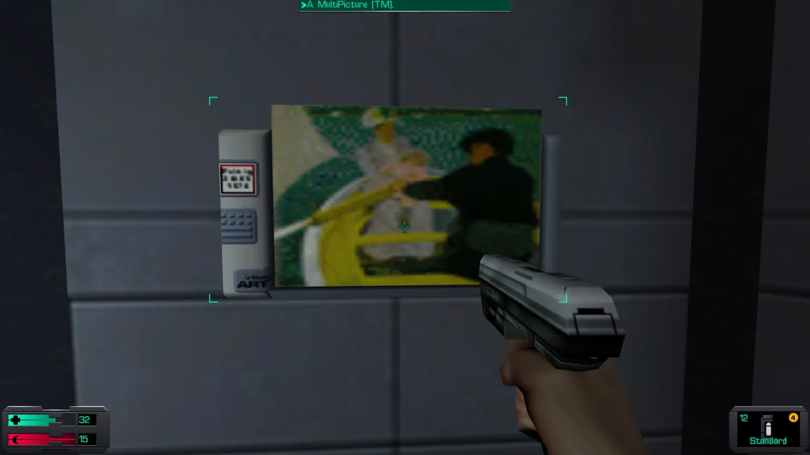 L'image est une capture d'écran du jeu System Shock 2. Le protagoniste du jeu, dont la vision se confond avec le cadre de l'image, tient un pistolet dans sa main droite, et il se tient devant un écran accroché au mur d'une des pièces d'un station spatiale. L'écran diffuse l'image du tableau "Promenade en barque" de Mary Cassatt.