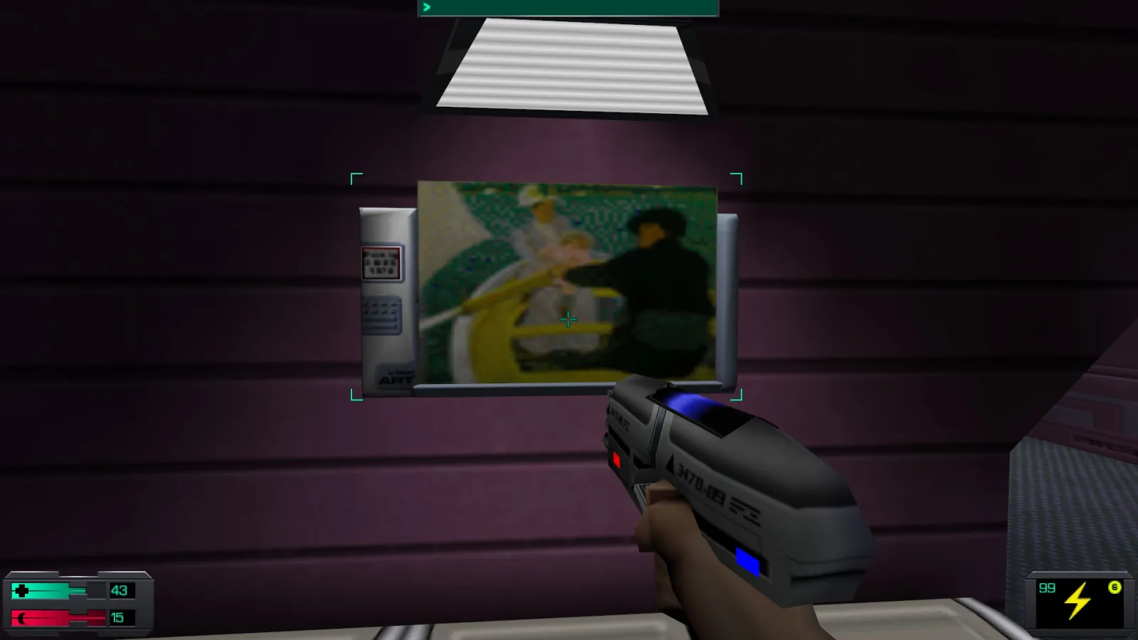 L'image est une capture d'écran du jeu System Shock 2. Le protagoniste du jeu, dont la vision se confond avec le cadre de l'image, tient un pistolet dans sa main droite, et il se tient devant un écran accroché au mur d'une des pièces d'un station spatiale. L'écran diffuse l'image du tableau "Promenade en barque" de Mary Cassatt.