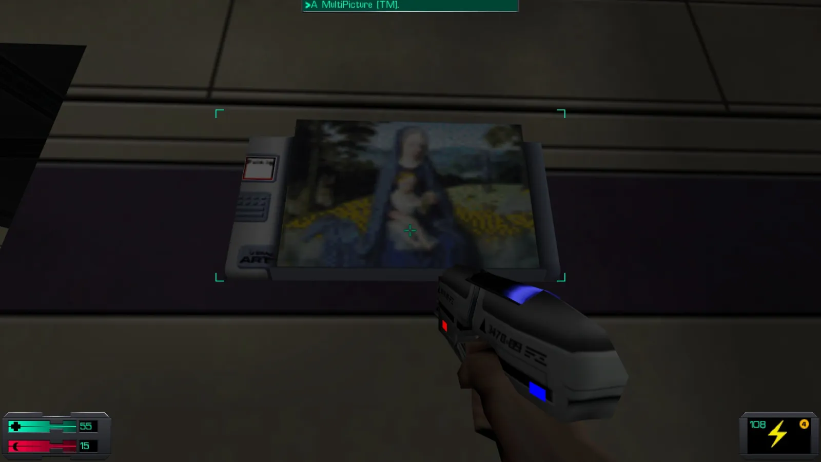 L'image est une capture d'écran du jeu System Shock 2. Le protagoniste du jeu, dont la vision se confond avec le cadre de l'image, tient un pistolet dans sa main droite, et il se tient devant un écran accroché au mur d'une des pièces d'un station spatiale. L'écran diffuse l'image du tableau "Le Repos pendant la Fuite en Égypte" de Gérard David.