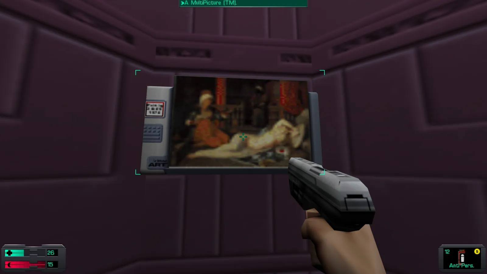 L'image est une capture d'écran du jeu System Shock 2. Le protagoniste du jeu, dont la vision se confond avec le cadre de l'image, tient un pistolet dans sa main droite, et il se tient devant un écran accroché au mur d'une des pièces d'un station spatiale. L'écran diffuse l'image du tableau "L'Odalisque à l'esclave" de Jean-Auguste-Dominique Ingres.