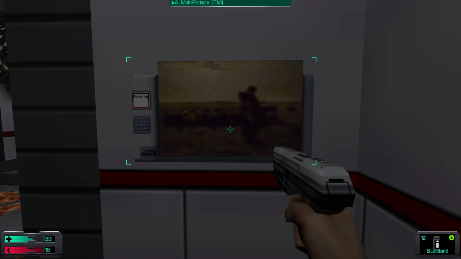 L'image est une capture d'écran du jeu System Shock 2. Le protagoniste du jeu, dont la vision se confond avec le cadre de l'image, tient un pistolet dans sa main droite, et il se tient devant un écran accroché au mur d'une des pièces d'un station spatiale. L'écran diffuse l'image du tableau "Bergère avec son troupeau" de Millet.