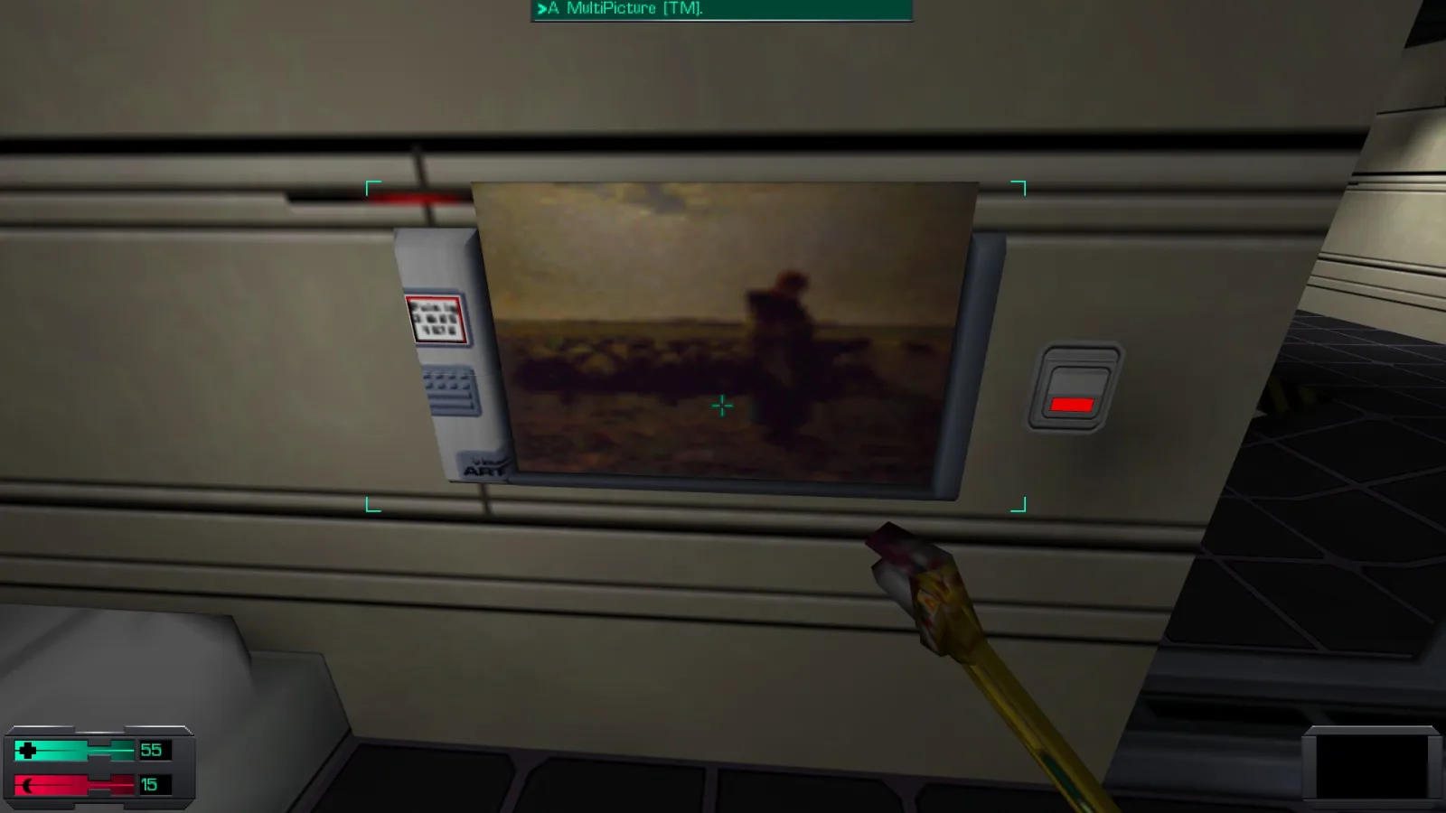L'image est une capture d'écran du jeu System Shock 2. Le protagoniste du jeu, dont la vision se confond avec le cadre de l'image, tient une clé à molette dans sa main droite, et il se tient devant un écran accroché au mur d'une des pièces d'un station spatiale. L'écran diffuse l'image du tableau "Bergère avec son troupeau" de Millet.