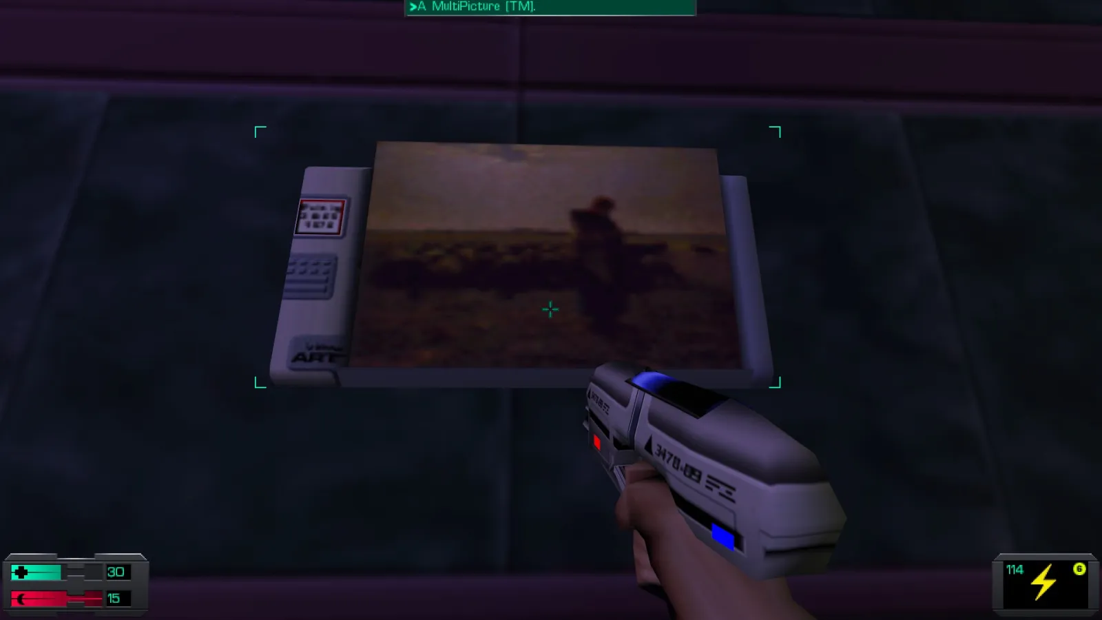 L'image est une capture d'écran du jeu System Shock 2. Le protagoniste du jeu, dont la vision se confond avec le cadre de l'image, tient un pistolet dans sa main droite, et il se tient devant un écran accroché au mur d'une des pièces d'un station spatiale. L'écran diffuse l'image du tableau "Bergère avec son troupeau" de Millet.
