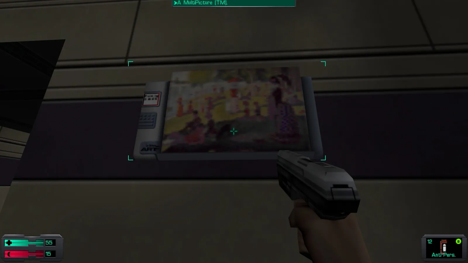 L'image est une capture d'écran du jeu System Shock 2. Le protagoniste du jeu, dont la vision se confond avec le cadre de l'image, tient un pistolet dans sa main droite, et il se tient devant un écran accroché au mur d'une des pièces d'un station spatiale. L'écran diffuse l'image du tableau "Un dimanche après-midi à l'île de la Grande Jatte" de Seurat.