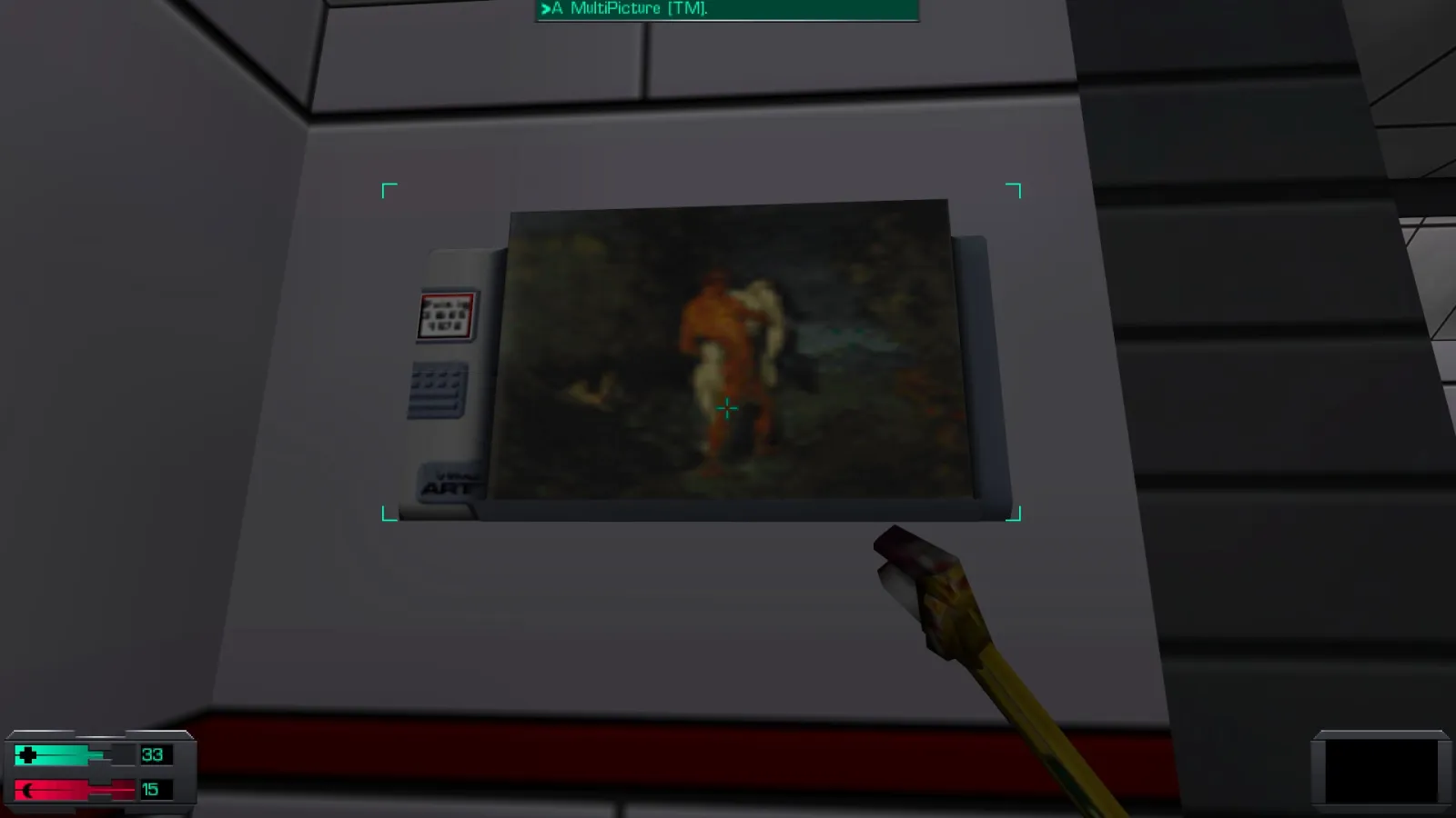 L'image est une capture d'écran du jeu System Shock 2. Le protagoniste du jeu, dont la vision se confond avec le cadre de l'image, tient une clé à molette dans sa main droite, et il se tient devant un écran accroché au mur d'une des pièces d'un station spatiale. L'écran diffuse l'image du tableau "L'Enlèvement" de Paul Cézanne.