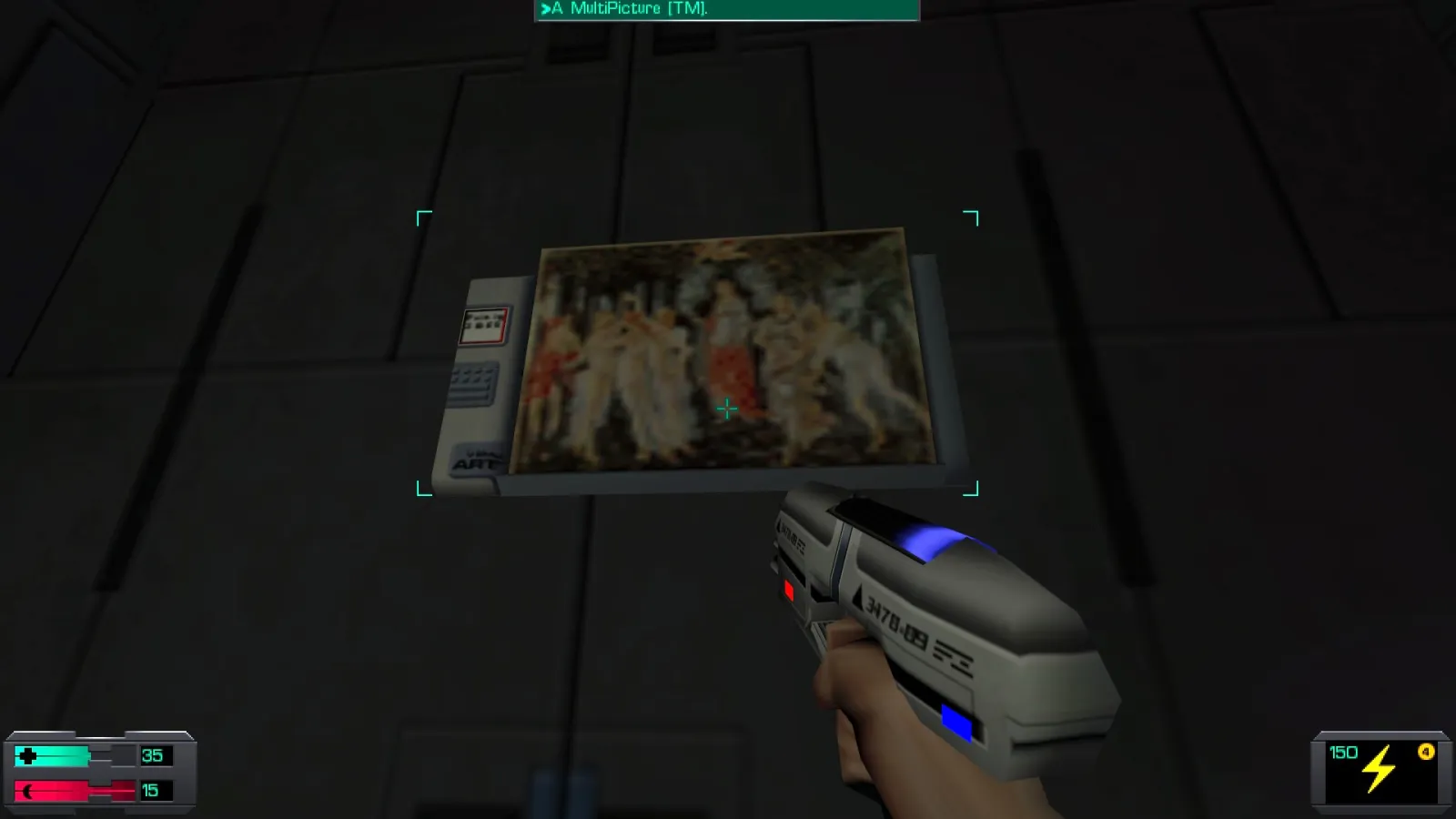 L'image est une capture d'écran du jeu System Shock 2. Le protagoniste du jeu, dont la vision se confond avec le cadre de l'image, tient un pistolet dans sa main droite, et il se tient devant un écran accroché au mur d'une des pièces d'un station spatiale. L'écran diffuse l'image du tableau "Le Printemps" de Botticelli.