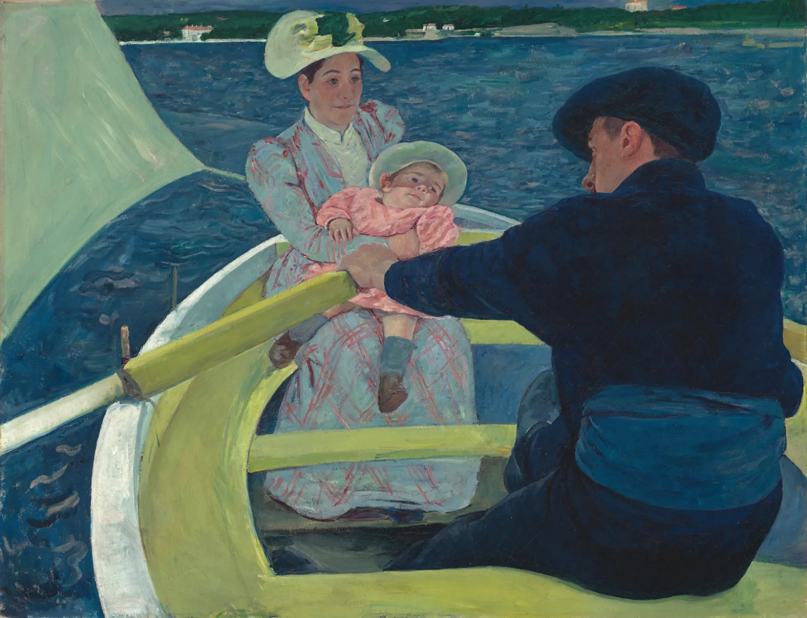 L'image est une peinture de Mary Cassatt représentant un homme, une femme et un nourrisson dans une barque. L'homme, en train de ramer, est présenté de dos par rapport à l'observateur. Il est habillé d'un pantalon et d'une veste sombre, et il porte une casquette de la même teinte. La femme est assise face à lui dans une robe claire. Elle porte un chapeau, et l'enfant sur ses genoux.