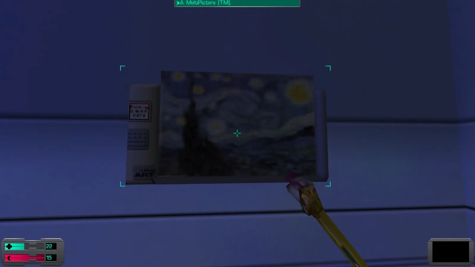 L'image est une capture d'écran du jeu System Shock 2. Le protagoniste du jeu, dont la vision se confond avec le cadre de l'image, tient une clé à molette dans sa main droite, et il se tient devant un écran accroché au mur d'une des pièces d'un station spatiale. L'écran diffuse l'image du tableau "Nuit étoilée" de van Gogh.
