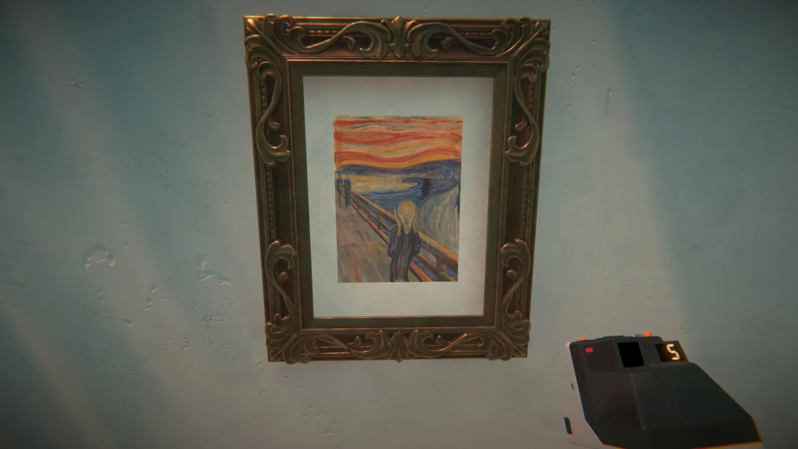 L'image est une capture d'écran du jeu Viewfinder, dans laquelle on voit accrochée à un mur blanc, au centre d'un cadre ouvragé, la toile intitulée Le Cri d'Edvard Munch