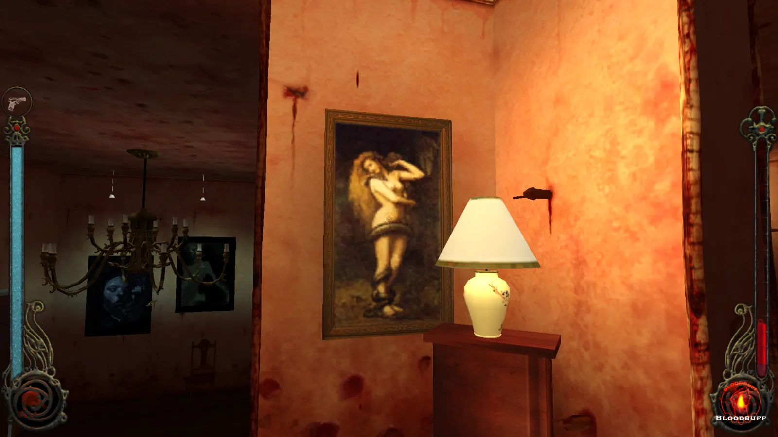 L'image est une capture d'écran du jeu Vampire: The Masquerade – Bloodlines. La caméra, qui adopte le point de vue du personnage joueur, nous montre l'angle d'une pièce. Une lampe à abat-jour est allumé sur un petit meuble, et à côté est accroché au mur un tableau du peintre John Collier