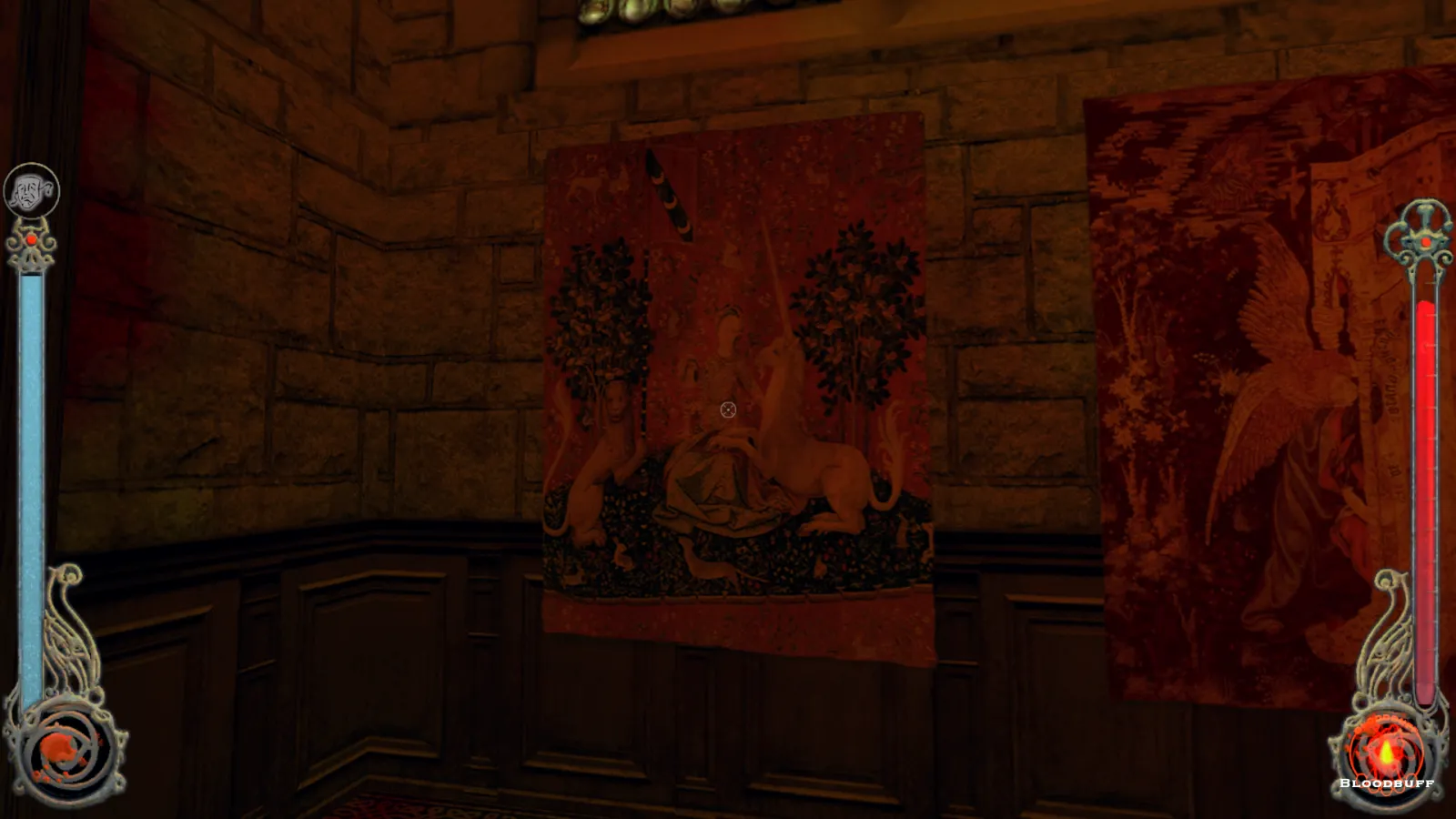 L'image est une capture d'écran du jeu Vampire: The Masquerade – Bloodlines. La caméra, qui adopte le point de vue du personnage joueur, nous montre l'intérieur d'une église. Au centre de l'image, dans l'angle d'un mur de pierres apparentes, sous un vitrail, est accrochée une tapisserie représentant une jeune fille, une licorne et un lion dans un verger.