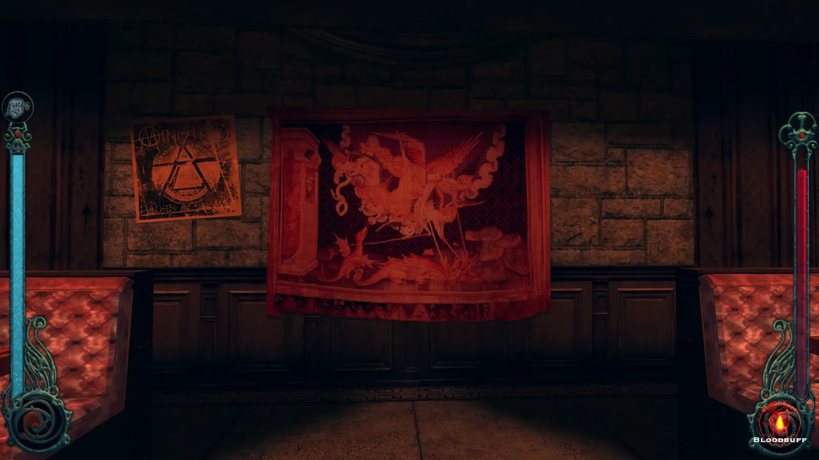 L'image est une capture d'écran du jeu Vampire: The Masquerade – Bloodlines. La caméra, qui adopte le point de vue du personnage joueur, nous montre une pièce aux murs de pierres apparentes. Au centre de l'image est accrochée au mur une tapisserie représentant un épisode de l'Apocalypse selon Saint Jean. Juste à gauche est collée au mur une affiche reprenant les symboles de la pyramide et du delta lumineux présent sur les billets de 1$. Deux banquettes de cuir rouge sont disposées à droite et à gauche.