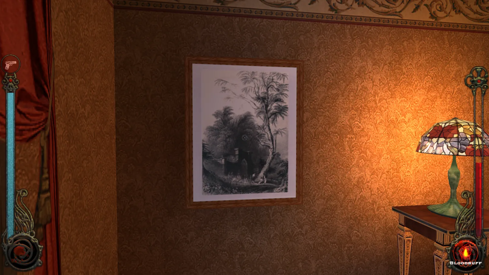 L'image est une capture d'écran du jeu Vampire: The Masquerade – Bloodlines. La caméra, qui adopte le point de vue du personnage joueur, nous montre l'angle d'une pièce décorée dans un style art nouveau. Un rideau rouge à gauche laisse présager la présence d'une fenêtre, tandis qu'à droite une petite table supporte une lampe à abat-jour allumé. Au centre de l'image est accroché au mur une gravure d'après William Henry Bartlett.