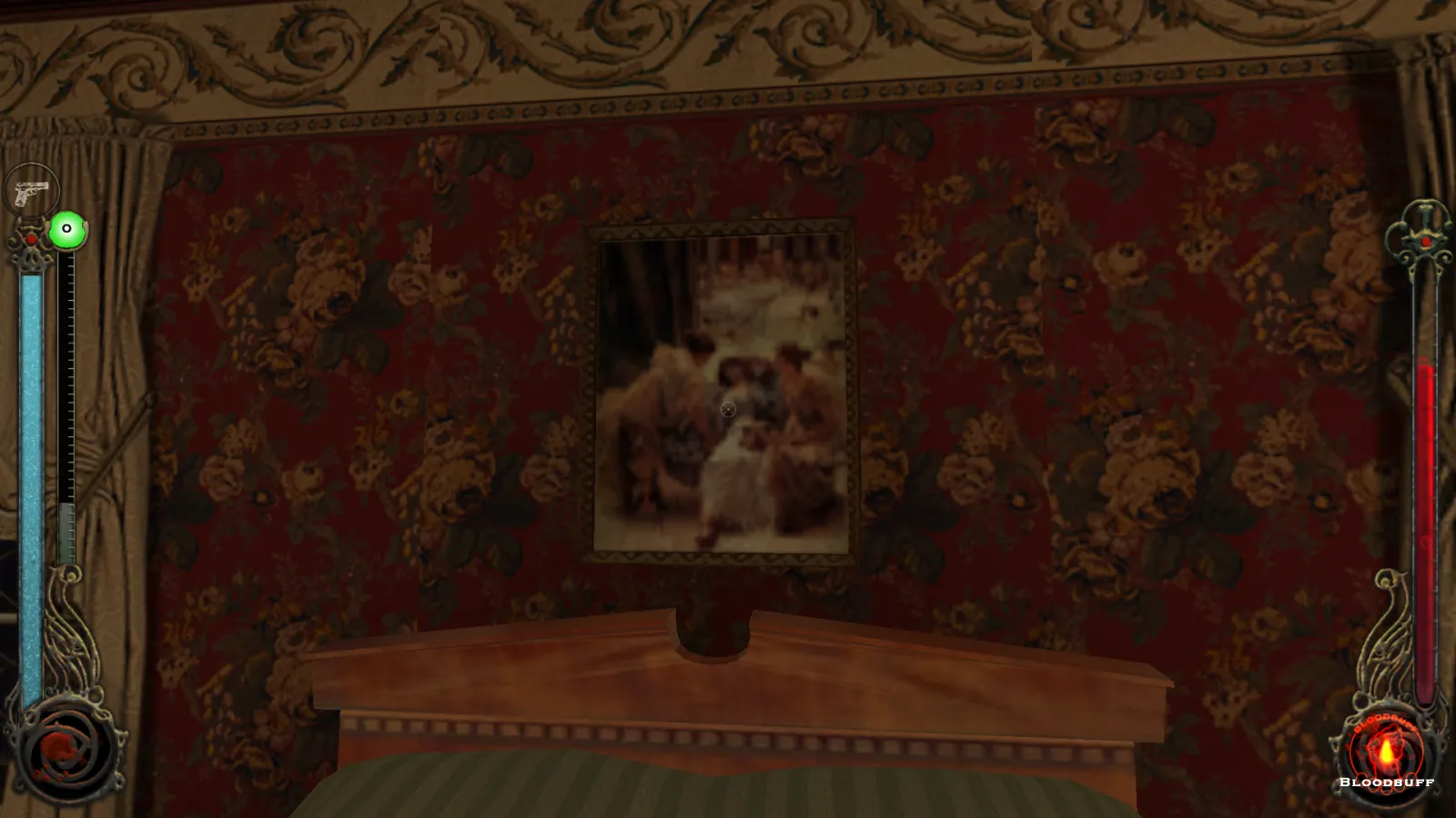 L'image est une capture d'écran du jeu Vampire: The Masquerade – Bloodlines. La caméra, qui adopte le point de vue du personnage joueur, nous montre une pièce avec un lit, au-dessus duquel est accroché un tableau du peintre Lawrence Alma-Tadema