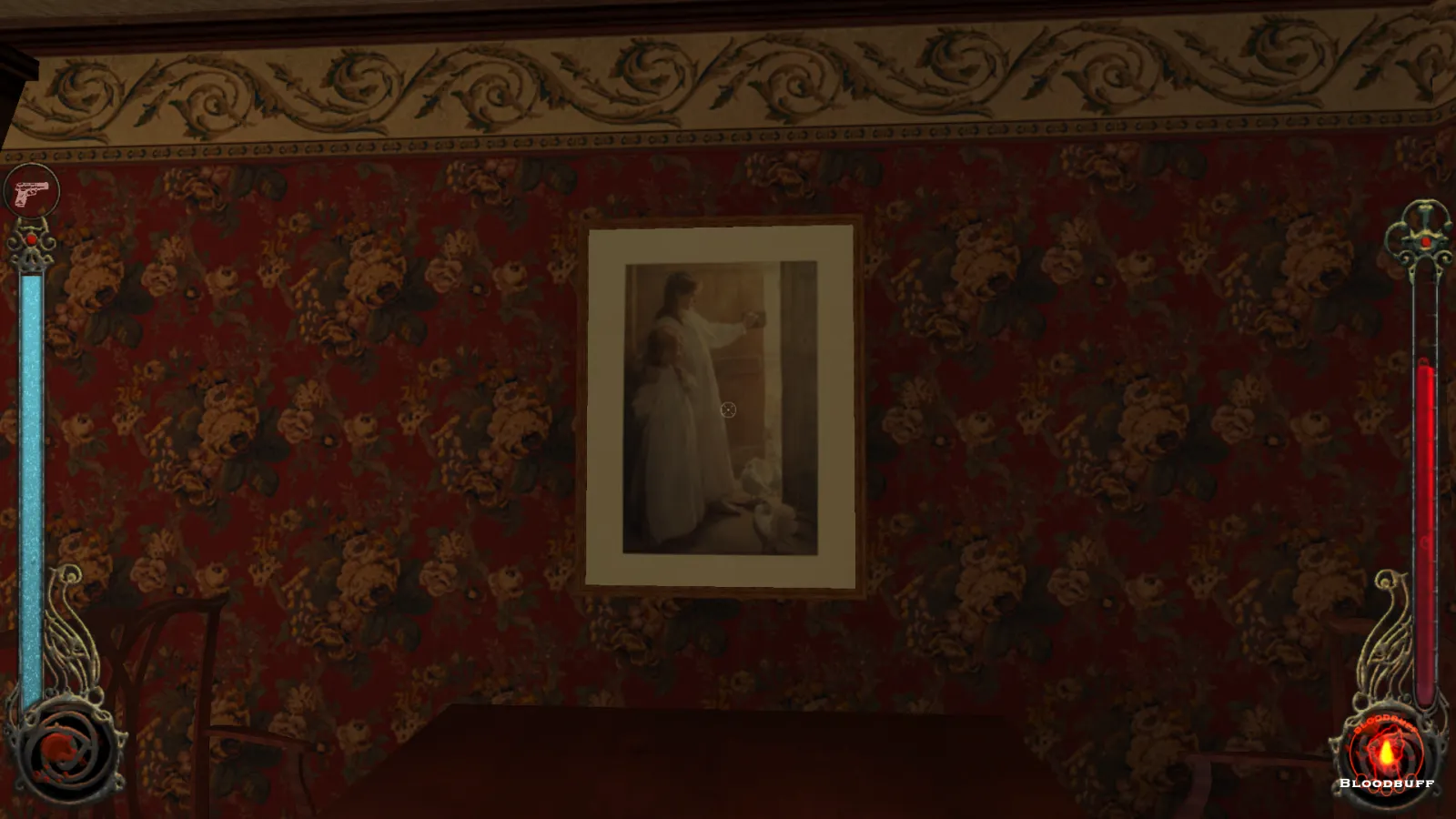 L'image est une capture d'écran du jeu Vampire: The Masquerade – Bloodlines. La caméra, qui adopte le point de vue du personnage joueur, nous montre une pièce tapissée de papier peint rouge à motifs floraux, et meublée d'une table et de chaises de style art nouveau. Au-dessus de la table est accroché au mur un tableau de Percy Harland Fisher.