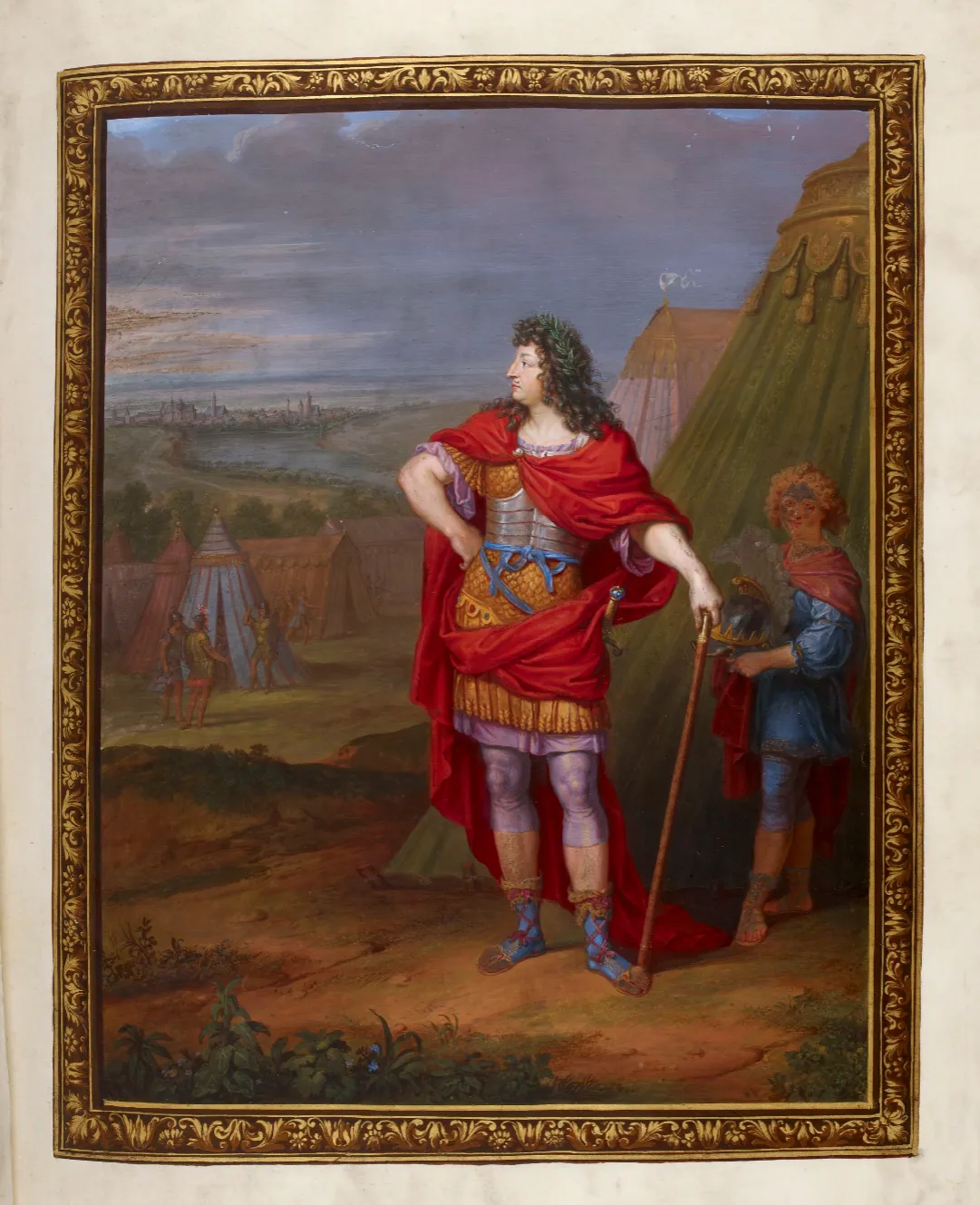 L'image est une peinture qui représente le roi Louis XIV vêtu en empereur romain dans un camp miliaire. Le paysage s'ouvre sur la gauche du tableau, direction dans laquelle est tournée le roi. A droite, derrière lui, un page sort d'une tente pour lui apporter son casque.