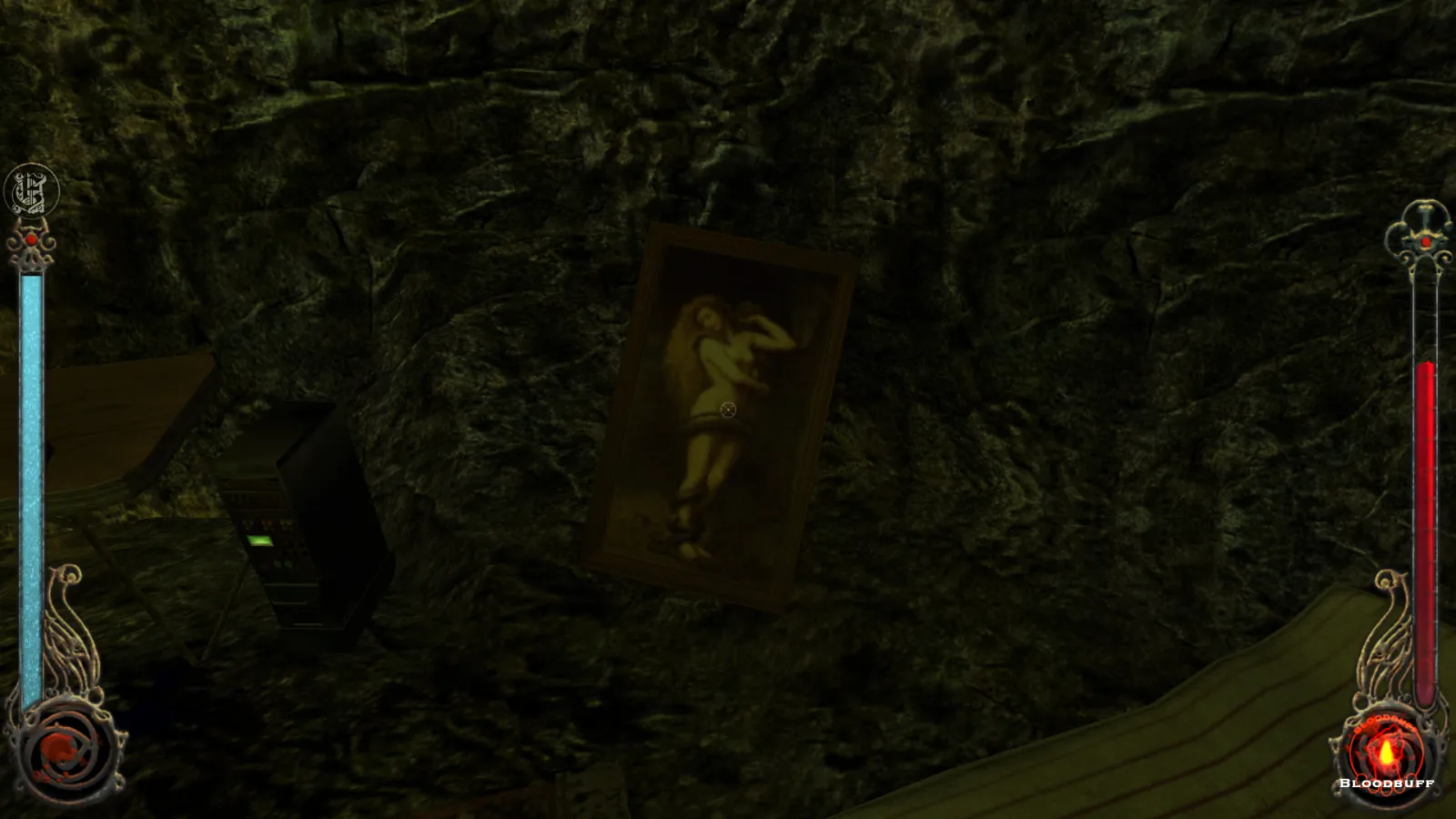 L'image est une capture d'écran du jeu Vampire: The Masquerade – Bloodlines. La caméra, qui adopte le point de vue du personnage joueur, nous montre l'intérieur d'une grotte sommairement aménagée. Aux côtés d'un matelas rayé, d'une table pliante et d'un module de matériel électronique, un tableau du peintre John Collier est posé au sol.