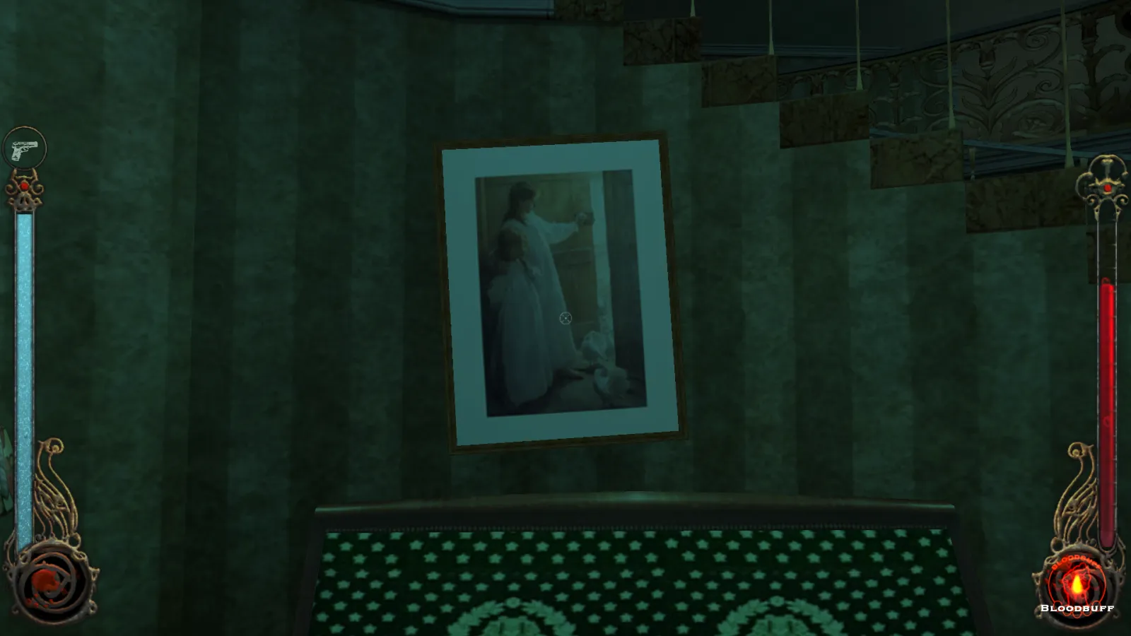 L'image est une capture d'écran du jeu Vampire: The Masquerade – Bloodlines. La caméra, qui adopte le point de vue du personnage joueur, nous montre une pièce meublée d'une banquette, disposée contre une montée d'escalier. Au-dessus de la banquette est accroché au mur un tableau de Percy Harland Fisher.
