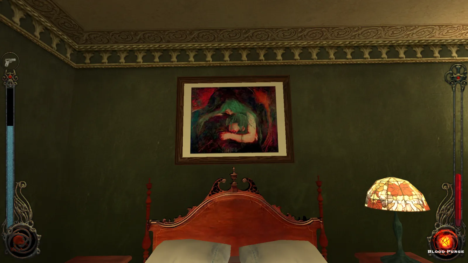L'image est une capture d'écran du jeu Vampire: The Masquerade – Bloodlines. La caméra, qui adopte le point de vue du personnage joueur, nous montre une pièce meublé d'un lit installé entre deux tables de chevet. Sur celle de droite est allumée une lampe de style art nouveau. Au-dessus du lit est accroché un tableau du peintre Edvard Munch.