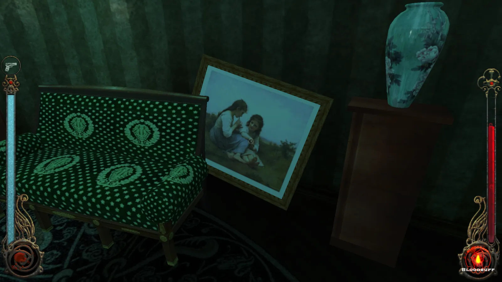 L'image est une capture d'écran du jeu Vampire: The Masquerade – Bloodlines. La caméra, qui adopte le point de vue du personnage joueur, nous montre le coin d'une pièce plongée dans la pénombre. Contre le mur, entre une banquette et un petit meuble supportant un vase, un tableau du peintre William Bouguereau est posé au sol, contre le mur.