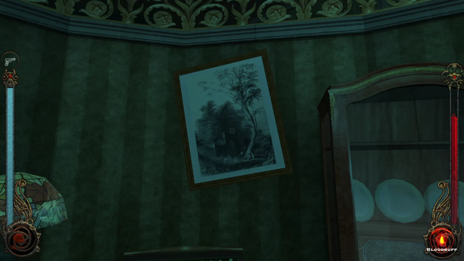 L'image est une capture d'écran du jeu Vampire: The Masquerade – Bloodlines. La caméra, qui adopte le point de vue du personnage joueur, nous montre le mur incurvé d'une pièce tapissée de papier peint rayé. La pièce est plongée dans la pénombre. On apperçoit l'abat-jour d'une lampe éteinte dans l'angle inférieur gauche de l'image, et un vaisselier à droite. Au centre est accrochée au mur une gravure d'après William Henry Bartlett.