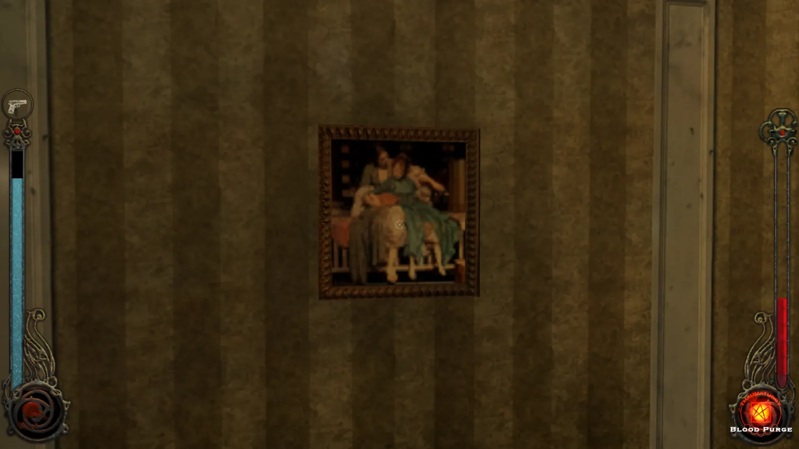L'image est une capture d'écran du jeu Vampire: The Masquerade – Bloodlines. La caméra, qui adopte le point de vue du personnage joueur, nous montre le mur d'une pièce, tapissé d'un papier peint rayé, et auquel est accroché un tableau du peintre Frederic Leighton