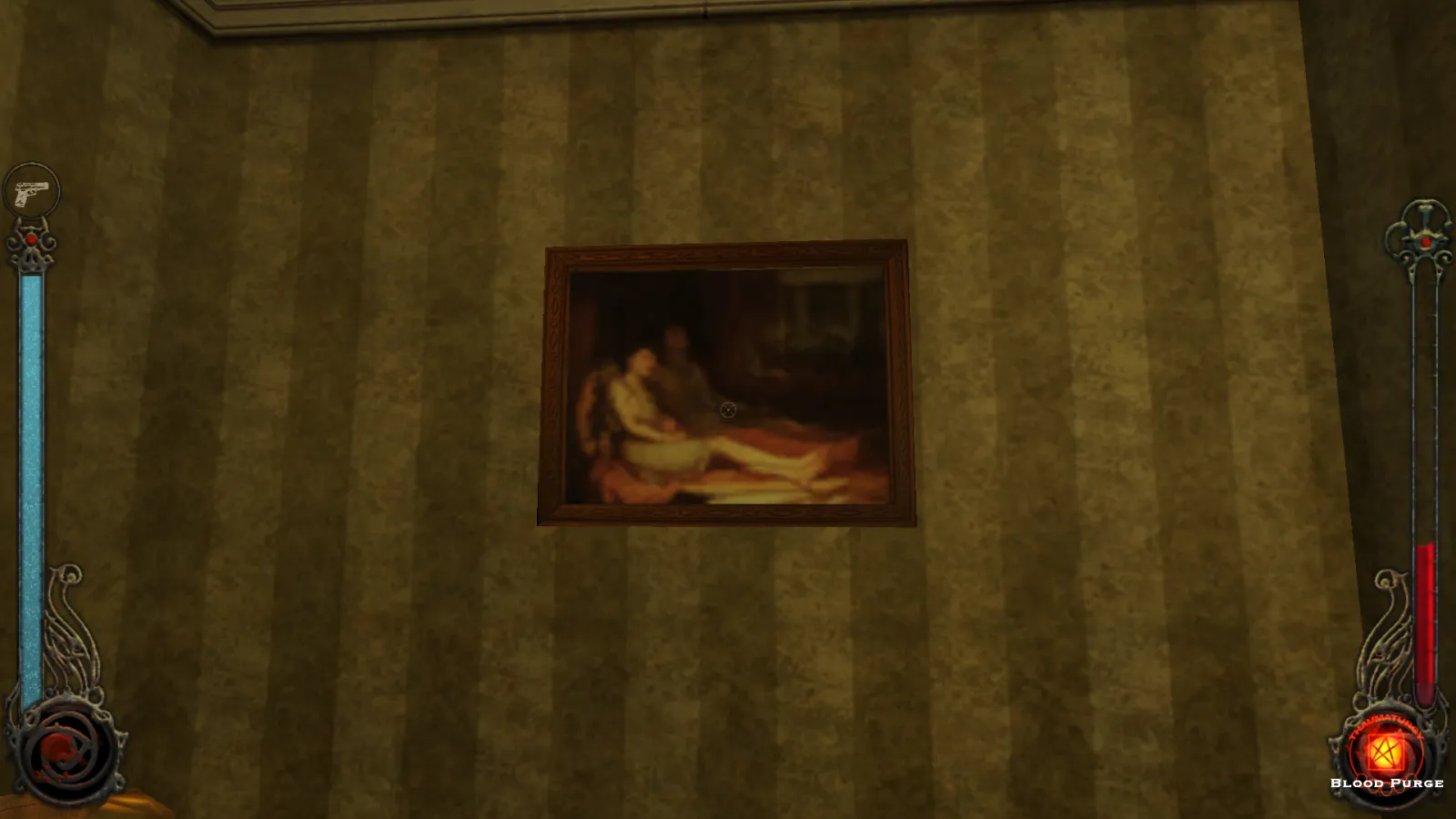 L'image est une capture d'écran du jeu Vampire: The Masquerade – Bloodlines. La caméra, qui adopte le point de vue du personnage joueur, nous montre une pièce tapissée de papier peint rayé. Un seul mur est visible à l'image, et le décor se résume à un tableau du peintre John William Waterhouse