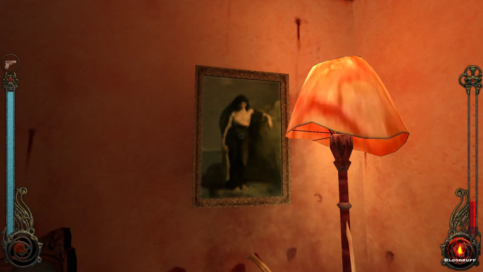 L'image est une capture d'écran du jeu Vampire: The Masquerade – Bloodlines. La caméra, qui adopte le point de vue du personnage joueur, nous montre l'angle d'une pièce éclairé par un lampadaire dont l'abat-jour diffuse une lumière rougeâtre. A côté est accroché un tableau du peintre Charles Mengin.