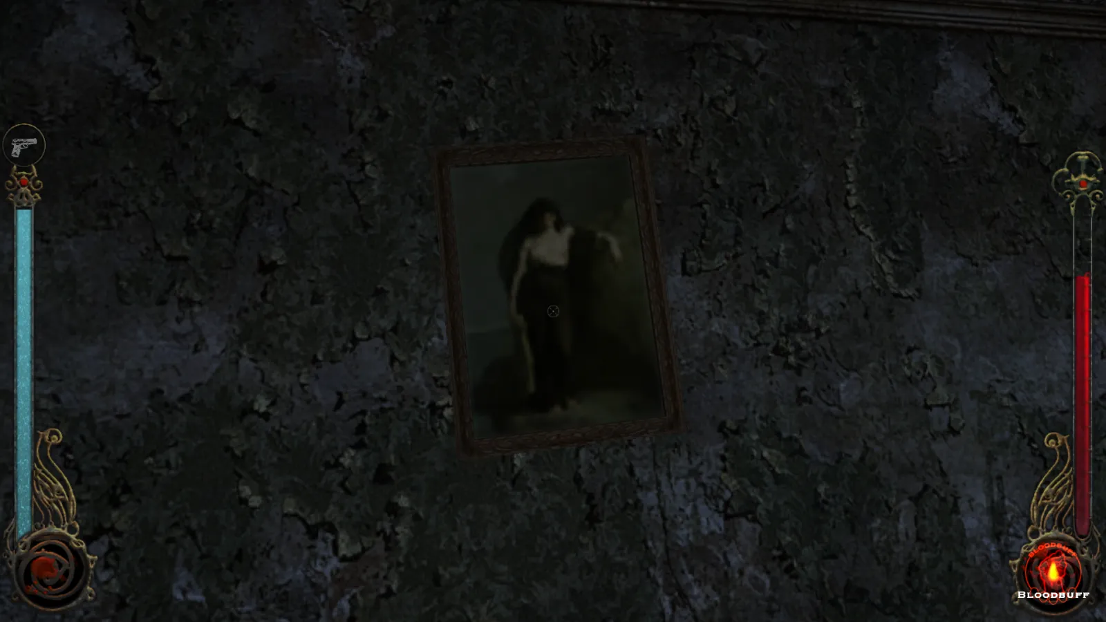 L'image est une capture d'écran du jeu Vampire: The Masquerade – Bloodlines. La caméra, qui adopte le point de vue du personnage joueur, nous montre le mur d'une pièce dans un état de délabrement avancé. Au mur est accroché un tableau du peintre Charles Mengin.