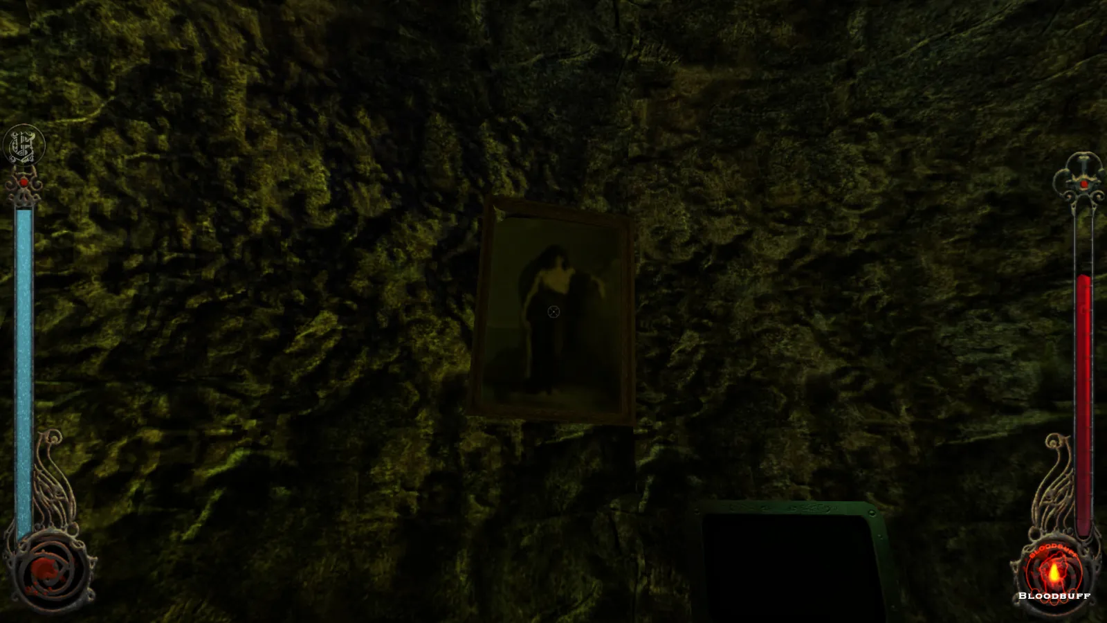 L'image est une capture d'écran du jeu Vampire: The Masquerade – Bloodlines. La caméra, qui adopte le point de vue du personnage joueur, nous montre l'intérieur d'une grotte. Un tableau du peintre Charles Mengin est accroché à la paroi.