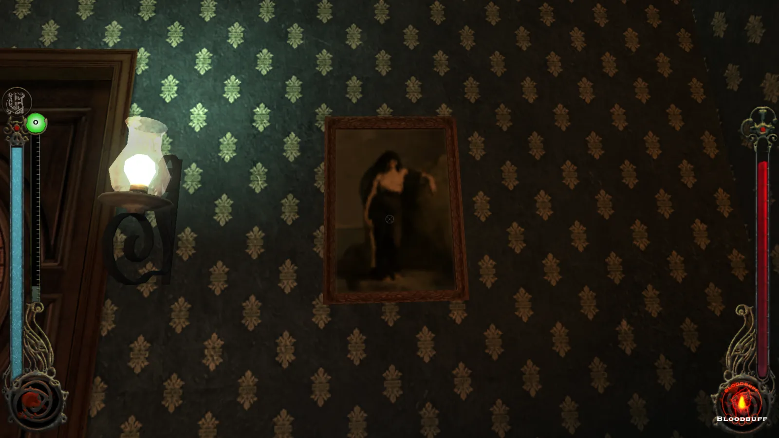 L'image est une capture d'écran du jeu Vampire: The Masquerade – Bloodlines. La caméra, qui adopte le point de vue du personnage joueur, nous montre le pan de mur d'une pièce tapissée de papier peint à petits motifs géométriques. Au centre de l'image, accroché au mur, on peut voir un tableau du peintre Charles Mengin, au côté d'une applique diffusant une faible lumière.