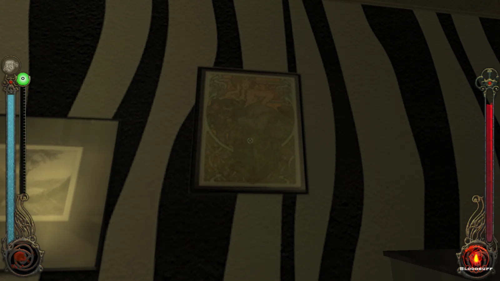 L'image est une capture d'écran du jeu Vampire: The Masquerade – Bloodlines. La caméra, qui adopte le point de vue du personnage joueur, nous montre le mur d'une pièce, tapissé d'un papier peint zébré, et auquel est accroché une oeuvre de l'artiste Alfons Mucha.