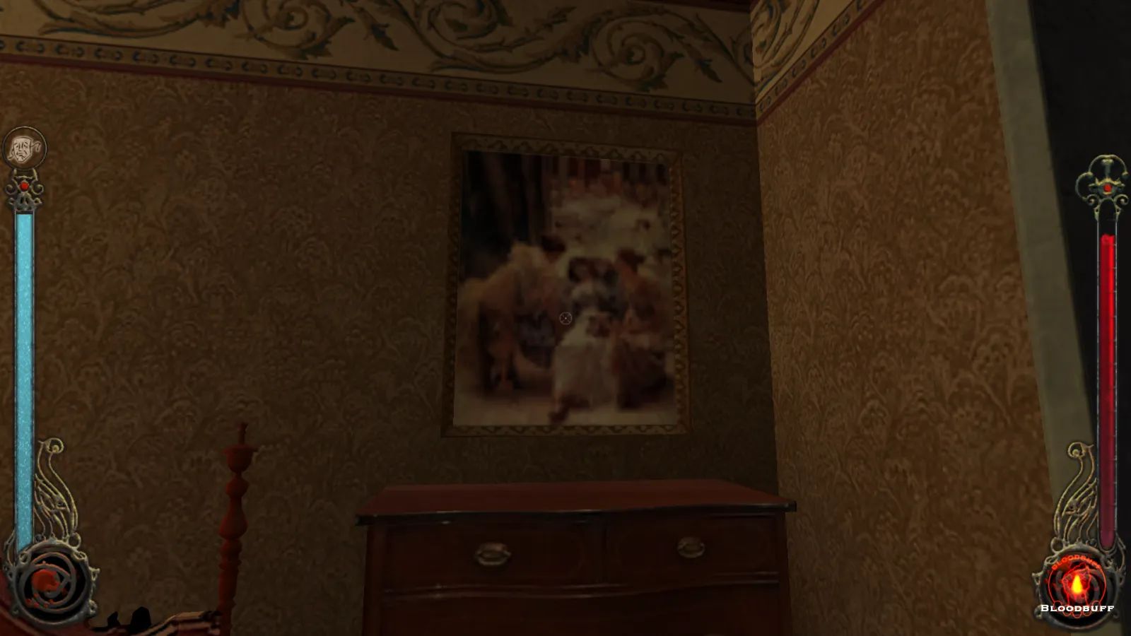 L'image est une capture d'écran du jeu Vampire: The Masquerade – Bloodlines. La caméra, qui adopte le point de vue du personnage joueur, nous montre l'angle d'une pièce, occupé par une petite commode, au-dessus de laquelle est accroché un tableau du peintre Lawrence Alma-Tadema