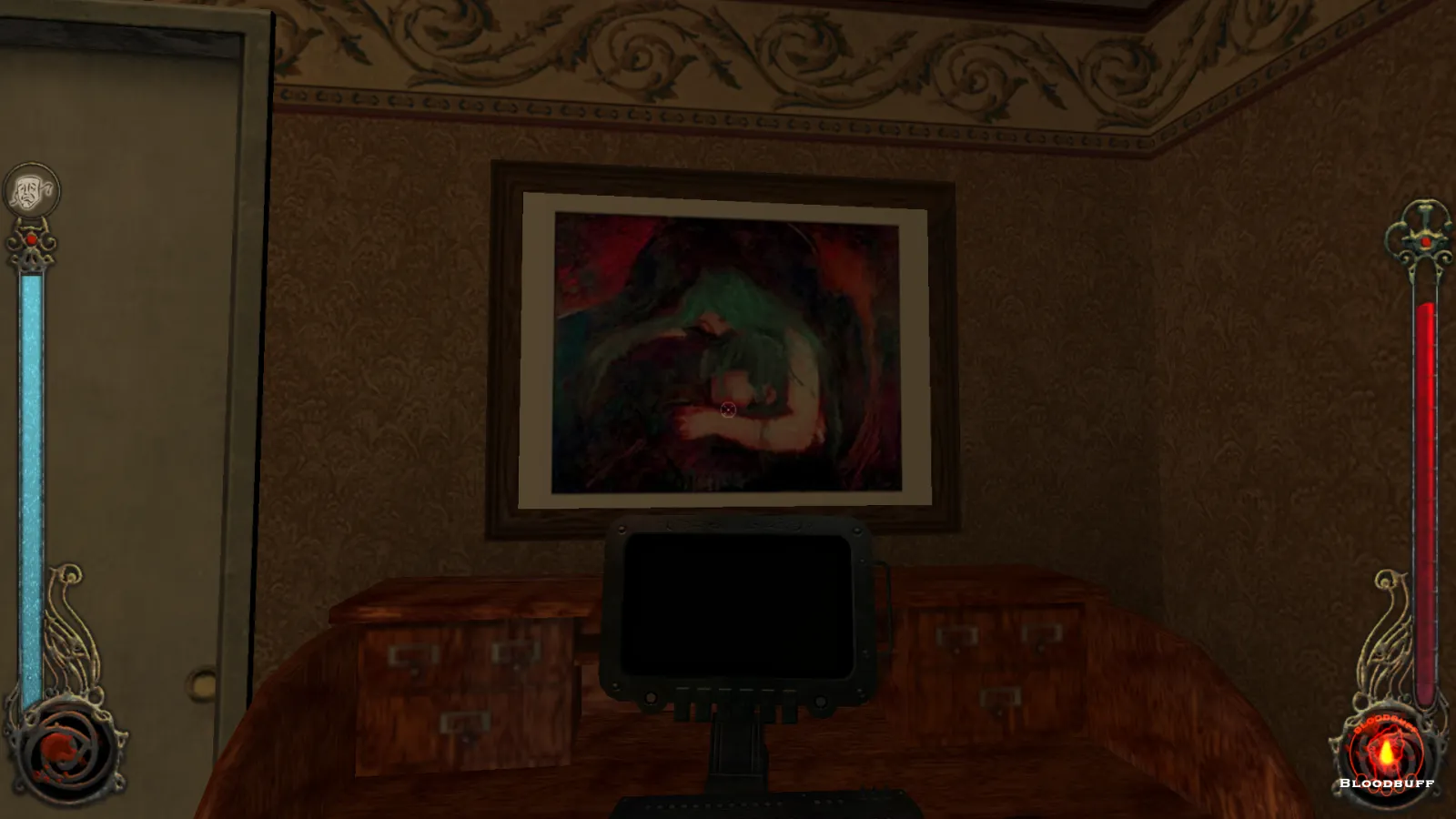 L'image est une capture d'écran du jeu Vampire: The Masquerade – Bloodlines. La caméra, qui adopte le point de vue du personnage joueur, nous montre l'angle d'une pièce meublé d'un secrétaire sur lequel est installé un écran d'ordinateur éteint. Au-dessus du secrétaire est accroché un tableau du peintre Edvard Munch.