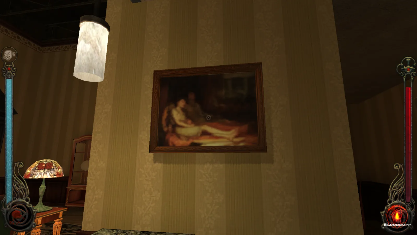 L'image est une capture d'écran du jeu Vampire: The Masquerade – Bloodlines. La caméra, qui adopte le point de vue du personnage joueur, nous montre l'intérieur d'un appartement. Le pan de mur au centre de l'image est décoré d'un tableau du peintre John William Waterhouse
