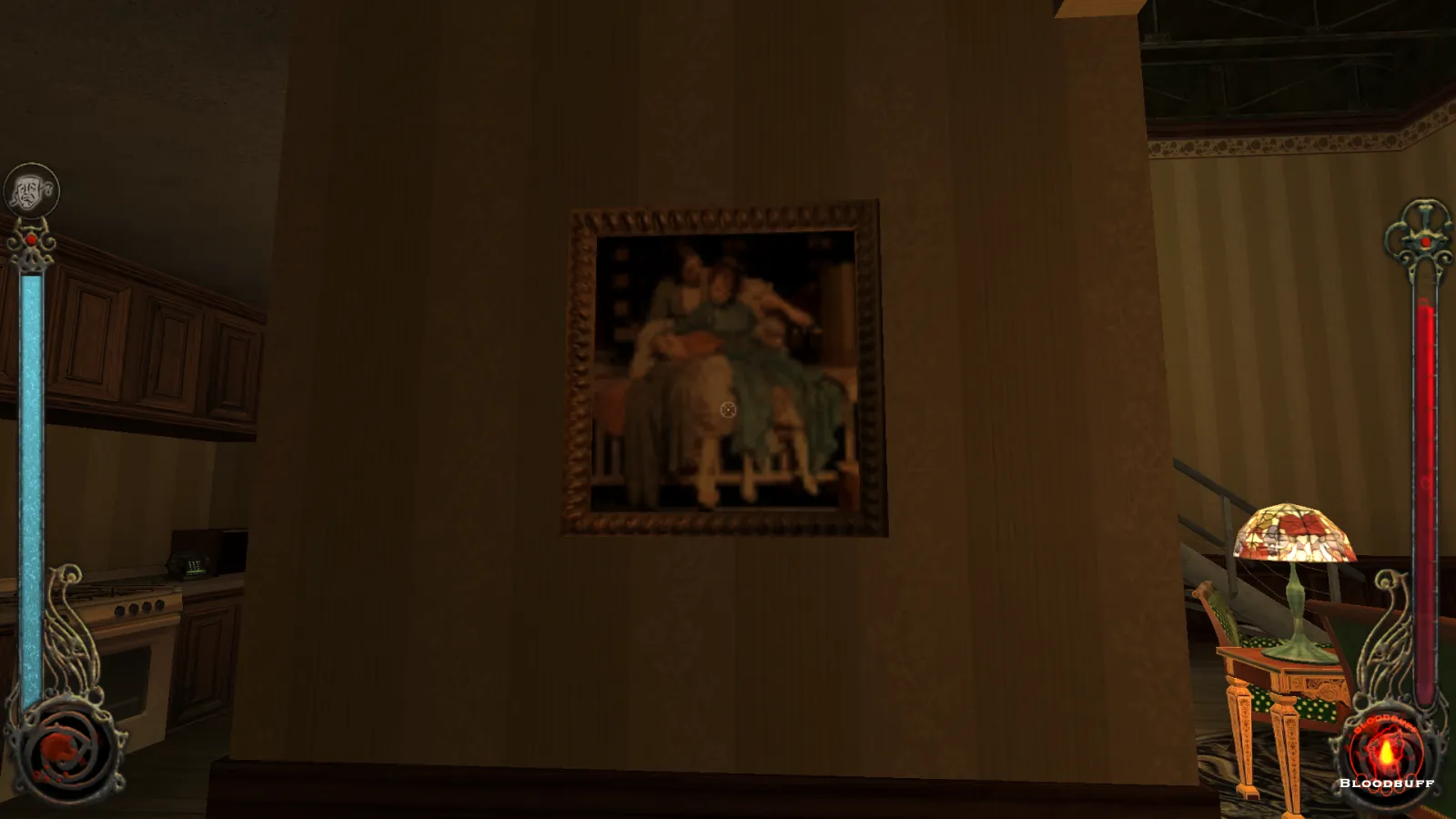 L'image est une capture d'écran du jeu Vampire: The Masquerade – Bloodlines. La caméra, qui adopte le point de vue du personnage joueur, nous montre l'intérieur d'un appartement. Le pan de mur au centre de l'image est décoré d'un tableau du peintre Frederic Leighton