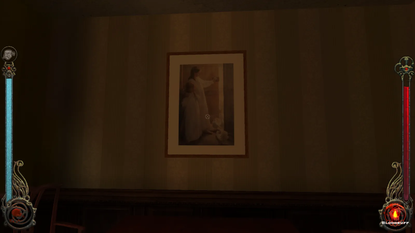 L'image est une capture d'écran du jeu Vampire: The Masquerade – Bloodlines. La caméra, qui adopte le point de vue du personnage joueur, nous montre une pièce tapissée de papier peint rayé, et meublée d'une table et de chaises de style art nouveau. Au-dessus de la table est accroché au mur un tableau de Percy Harland Fisher.