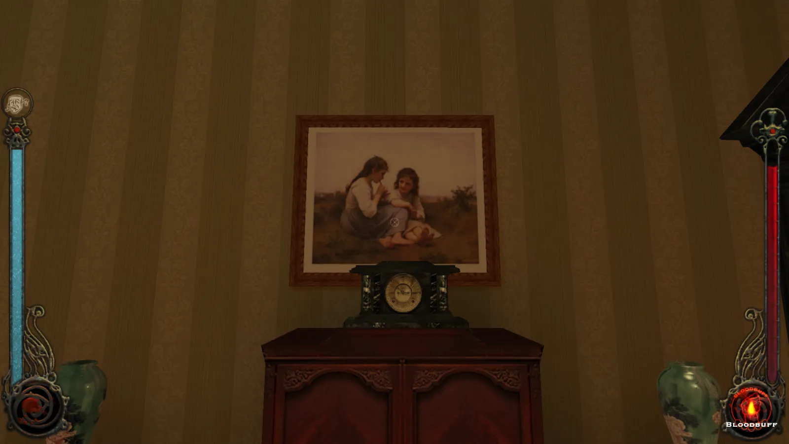L'image est une capture d'écran du jeu Vampire: The Masquerade – Bloodlines. La caméra, qui adopte le point de vue du personnage joueur, nous montre une pièce ornée d'un petit meuble sur lequel est posée une horloge. Juste au-dessus est accroché au mur un tableau du peintre William Bouguereau