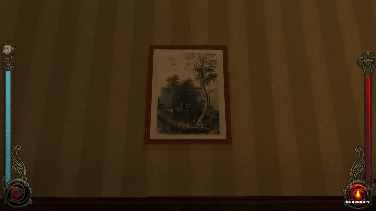 L'image est une capture d'écran du jeu Vampire: The Masquerade – Bloodlines. La caméra, qui adopte le point de vue du personnage joueur, nous montre le mur d'une pièce tapissée de papier peint rayé. Au centre de l'image est accrochée au mur une gravure d'après William Henry Bartlett.