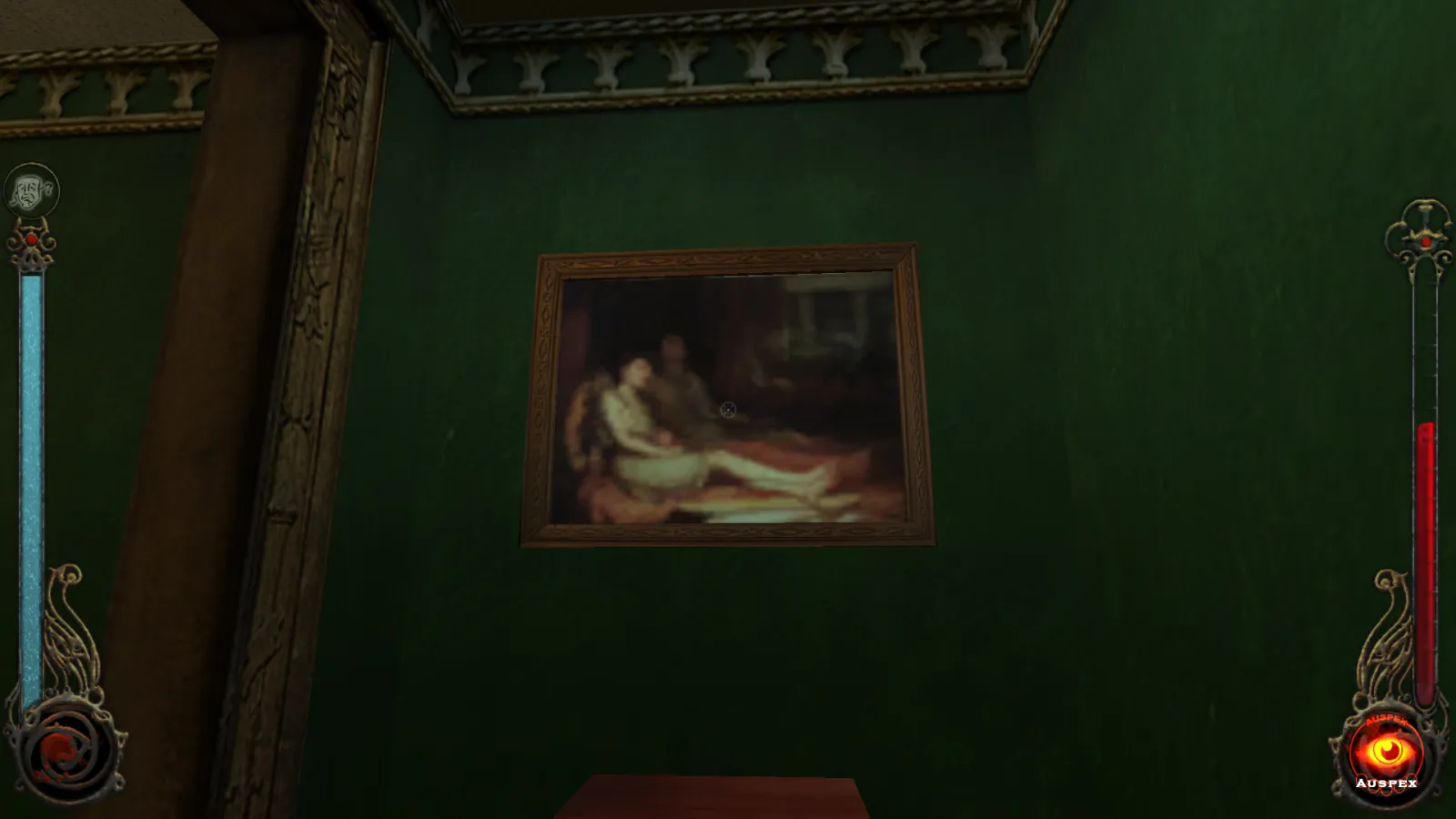 L'image est une capture d'écran du jeu Vampire: The Masquerade – Bloodlines. La caméra, qui adopte le point de vue du personnage joueur, nous montre un intérieur dont les murs sont peints en vert sapin. Le pan de mur visible à l'image correspond au bout d'un couloir, le chambranle d'une porte est visible à gauche. Au centre de l'image, un tableau du peintre John William Waterhouse est accroché au mur