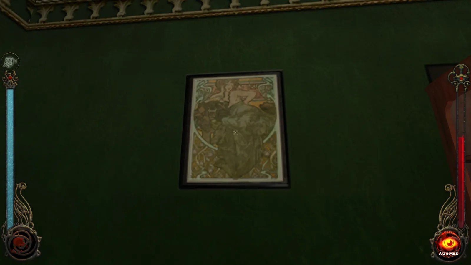 L'image est une capture d'écran du jeu Vampire: The Masquerade – Bloodlines. La caméra, qui adopte le point de vue du personnage joueur, nous montre le mur d'une pièce peint en vert sapin, et auquel est accroché une oeuvre de l'artiste Alfons Mucha.