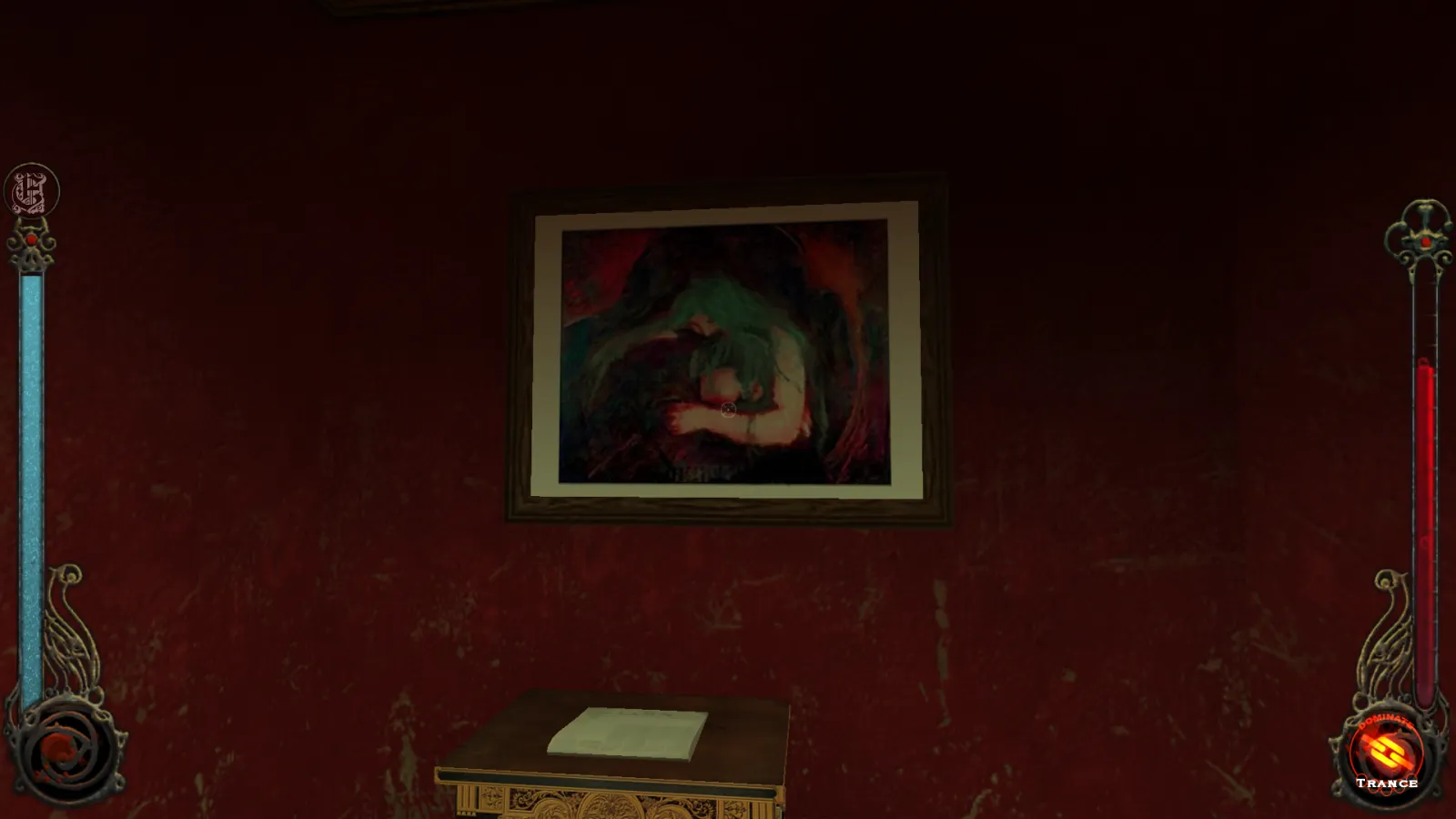 L'image est une capture d'écran du jeu Vampire: The Masquerade – Bloodlines. La caméra, qui adopte le point de vue du personnage joueur, nous montre le mur d'une pièce dont la peinture rouge est très endommagée. Un petit guéridon est disposé contre le mur, un journal est posé sur sa tablette. Au-dessus du guéridon est accroché un tableau du peintre Edvard Munch.