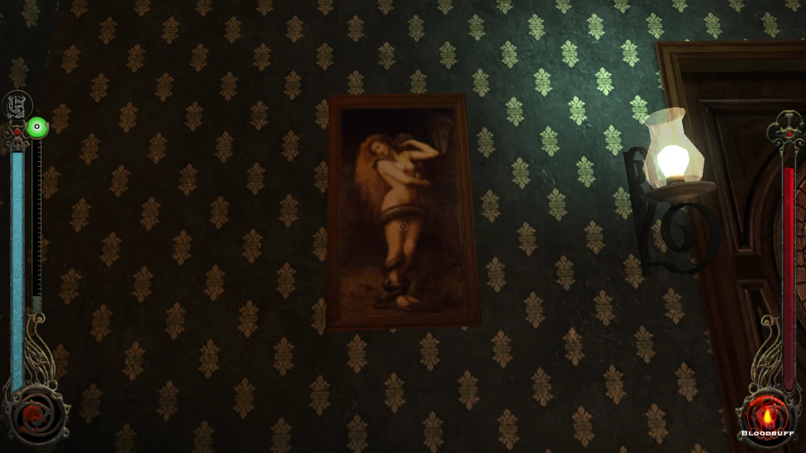 L'image est une capture d'écran du jeu Vampire: The Masquerade – Bloodlines. La caméra, qui adopte le point de vue du personnage joueur, nous montre le pan de mur d'une pièce tapissée de papier peint à petits motifs géométriques. Au centre de l'image, accroché au mur, on peut voir un tableau du peintre John Collier, au côté d'une applique diffusant une faible lumière.